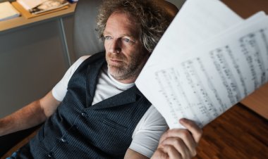 Symphonie Nr. 3 HUMAN RIGHTS: "Seit der Pandemie werden immer wieder Menschenrechte mit Füßen getreten"