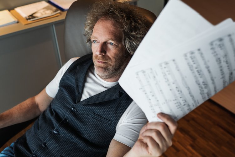 Symphonie Nr. 3 HUMAN RIGHTS: "Seit der Pandemie werden immer wieder Menschenrechte mit Füßen getreten"