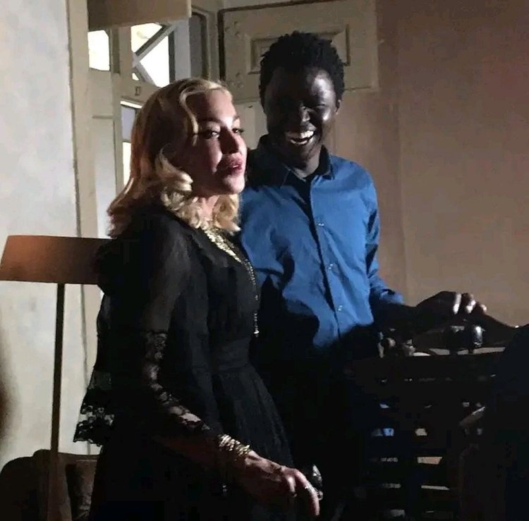 Kimi Djabaté: Der King of Afrobeat launcht sein neues Album „Dindin“